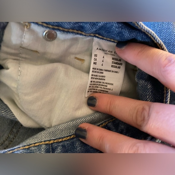 American Eagle Mom Jean Distressed Size 4 - Picture 7 of 9
